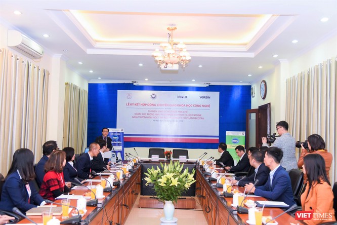 Nhiều nhà khoa học đã dự lễ ký kết chuyển giao công nghệ đầu tiên của Trường Đại học Y Hà Nội
