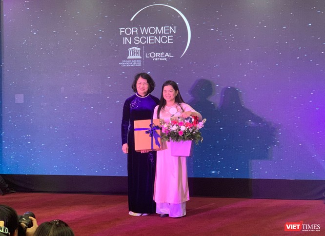 Phó Chủ tịch nước Đặng Thị Ngọc Thịnh vinh danh nhà khoa học nữ Nguyễn Thị Hiệp đã được trao giải Nhà khoa học nữ trẻ tài năng thế giới. 