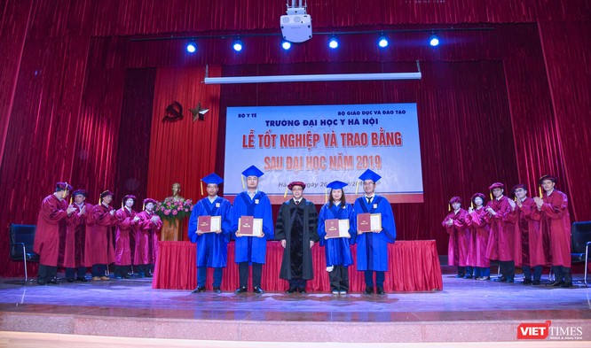 GS.TS. Tạ Thành Văn trao giấy khen cho các tân thạc sĩ xuất sắc nhất của các chuyên ngành 