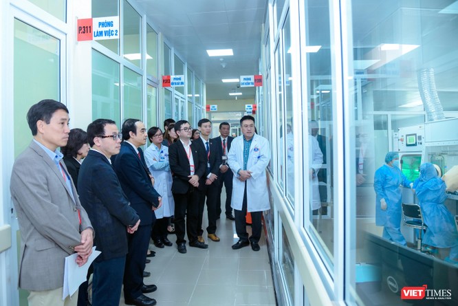 Ngay sau lễ ký kết, lãnh đạo Bệnh viện K đưa lãnh đạo Trường Đại học Y Hà Nội tham quan cơ sở vật chất của Bệnh viện