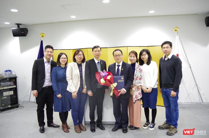  Các đồng nghiệp ở Nhật và các sinh viên Trường Đại học Y Hà Nội đang học tập và nghiên cứu tại Đại học Kanazawa chúc mừng GS. Tạ Thành Văn