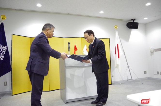 GS. Yamazaki -Hiệu trưởng Đại học Kanazawa – trao bằng Giáo sư danh dự cho GS Tạ Thành Văn