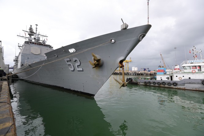 “Đột nhập” tuần dương hạm USS Bunker Hill vừa cập cảng Đà Nẵng ảnh 1