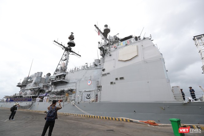 “Đột nhập” tuần dương hạm USS Bunker Hill vừa cập cảng Đà Nẵng ảnh 2