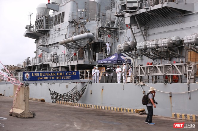 “Đột nhập” tuần dương hạm USS Bunker Hill vừa cập cảng Đà Nẵng ảnh 7