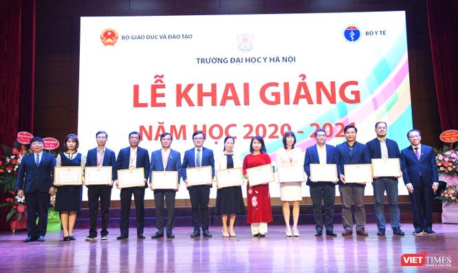 Khai giảng năm học mới, Trường Đại học Y Hà Nội kêu gọi thầy và trò ủng hộ đồng bào miền Trung ảnh 6