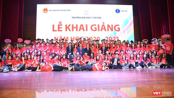 Khai giảng năm học mới, Trường Đại học Y Hà Nội kêu gọi thầy và trò ủng hộ đồng bào miền Trung ảnh 7
