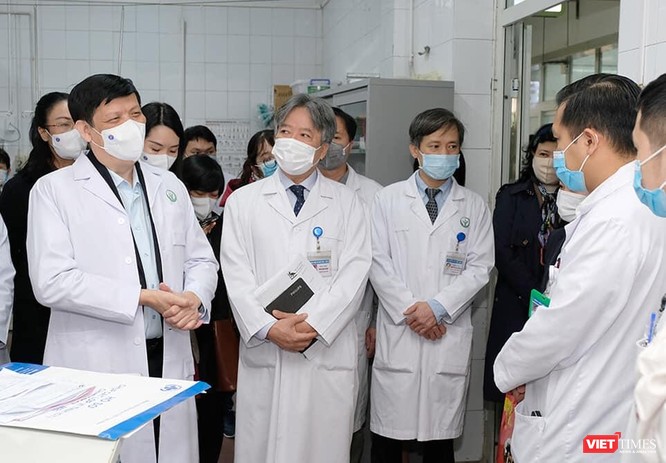 Bộ trưởng Bộ Y tế kiểm tra công tác trực khám, chữa bệnh và chúc Tết tại BV Việt Đức và BV Nhi TW ảnh 3