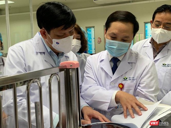 Bộ trưởng Bộ Y tế kiểm tra công tác trực khám, chữa bệnh và chúc Tết tại BV Việt Đức và BV Nhi TW ảnh 6