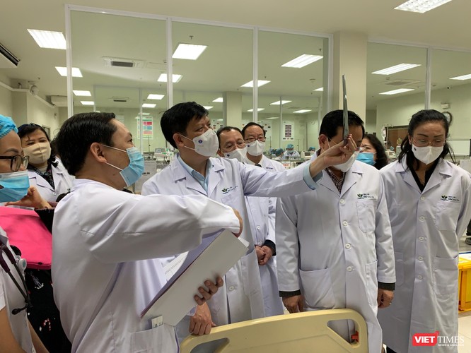 Bộ trưởng Bộ Y tế kiểm tra công tác trực khám, chữa bệnh và chúc Tết tại BV Việt Đức và BV Nhi TW ảnh 7
