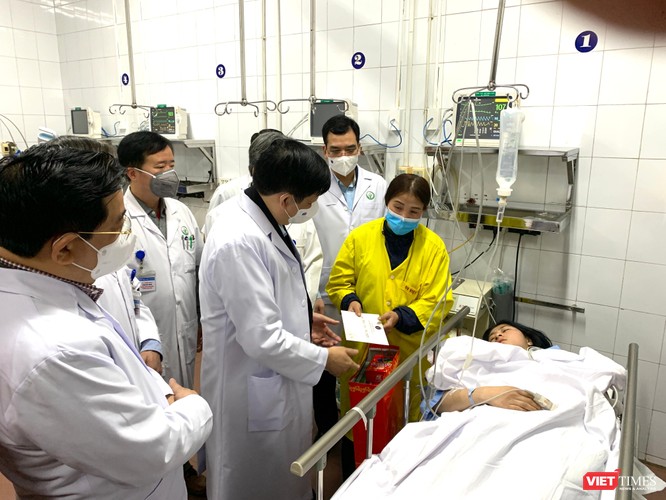 Bộ trưởng Bộ Y tế kiểm tra công tác trực khám, chữa bệnh và chúc Tết tại BV Việt Đức và BV Nhi TW ảnh 10