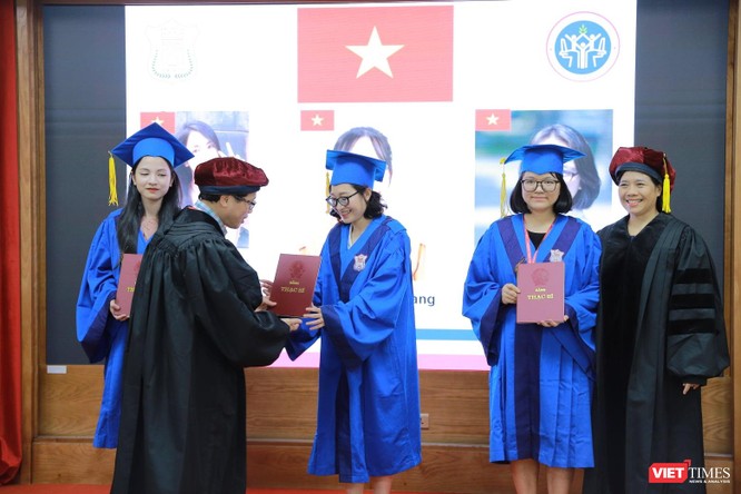 12 thạc sĩ của chương trình đào tạo y tế công cộng quốc tế đầu tiên ở Việt Nam nhận bằng tốt nghiệp ảnh 2