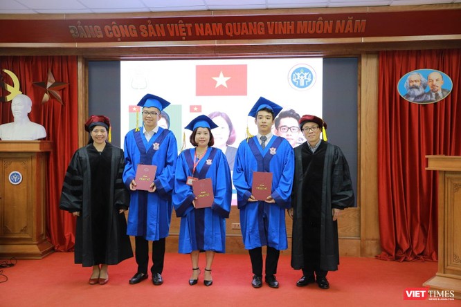 12 thạc sĩ của chương trình đào tạo y tế công cộng quốc tế đầu tiên ở Việt Nam nhận bằng tốt nghiệp ảnh 3