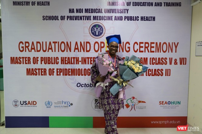 12 thạc sĩ của chương trình đào tạo y tế công cộng quốc tế đầu tiên ở Việt Nam nhận bằng tốt nghiệp ảnh 8