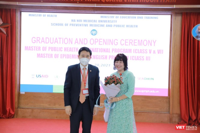 12 thạc sĩ của chương trình đào tạo y tế công cộng quốc tế đầu tiên ở Việt Nam nhận bằng tốt nghiệp ảnh 5