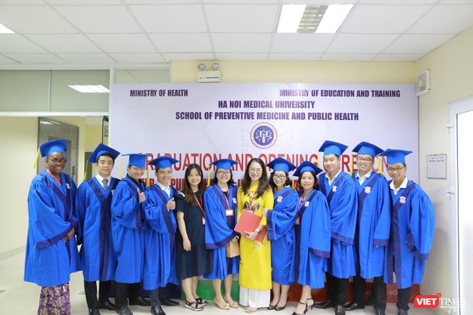 12 thạc sĩ của chương trình đào tạo y tế công cộng quốc tế đầu tiên ở Việt Nam nhận bằng tốt nghiệp ảnh 9