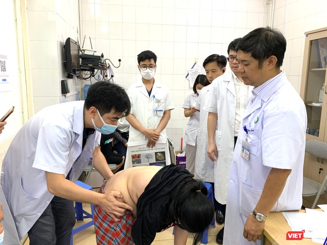 Tình cờ phát hiện hàng loạt cháu bé bị vẹo cột sống nghiêm trọng khi đến khám hậu COVID-19 ảnh 2