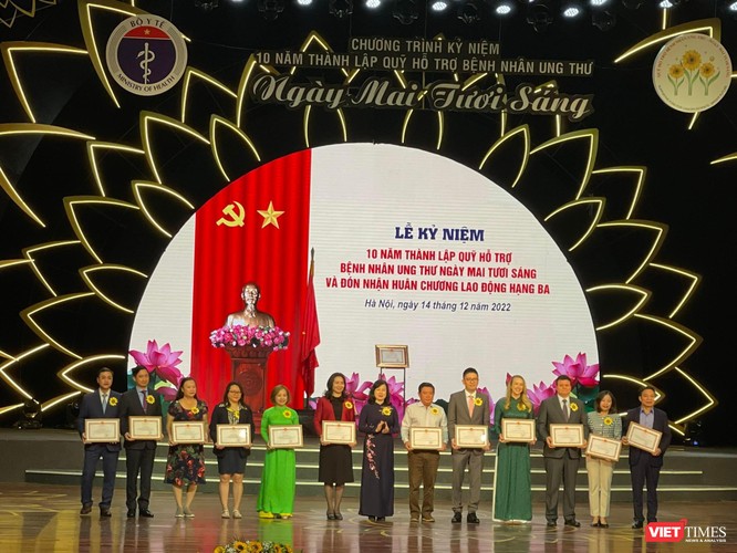 Phó Chủ tịch nước Võ Thị Ánh Xuân dự lễ kỷ niệm 10 năm Quỹ Ngày mai tươi sáng vì bệnh nhân ung thư ảnh 2