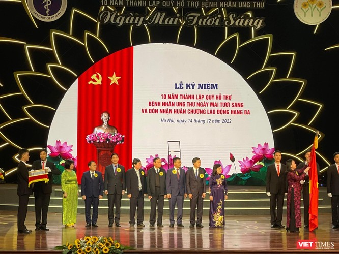 Phó Chủ tịch nước Võ Thị Ánh Xuân dự lễ kỷ niệm 10 năm Quỹ Ngày mai tươi sáng vì bệnh nhân ung thư ảnh 1