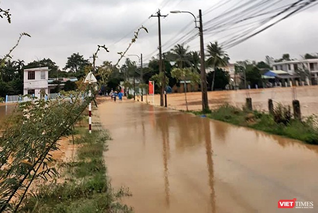 Tại Đà Nẵng, mưa lũ đã nhấn chìm 4.345 hộ dân trên địa bàn huyện Hòa Vang, quận Cẩm Lệ, các vùng rau bị thiệt hại tổng cộng 45ha và nhiều diện tích nuôi trồng thủy sản