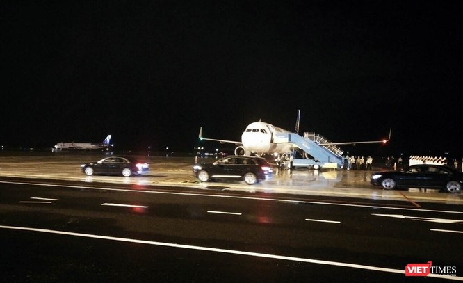 Sau khi rời chuyên cơ, đoàn xe hộ tống Tổng thống Philippines Rodrigo Duterte nhanh chóng rời sân bay