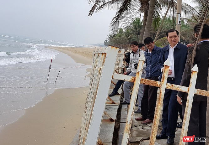Trưa 19/1, Chủ tịch UBND TP Đà Nẵng Huỳnh Đức Thơ, cùng lãnh đạo TP và các sở ngành địa phương đã đi kiểm tra tình trạng xâm thực bờ biển tại khu vực bãi biển Mỹ Khê-Sao Biển.
