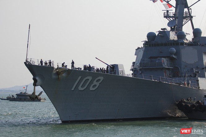 Ngắm “vệ sĩ” hộ tống siêu mẫu hạm USS Carl Vinson cập cảng Đà Nẵng ảnh 10