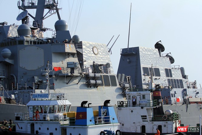 Ngắm “vệ sĩ” hộ tống siêu mẫu hạm USS Carl Vinson cập cảng Đà Nẵng ảnh 13