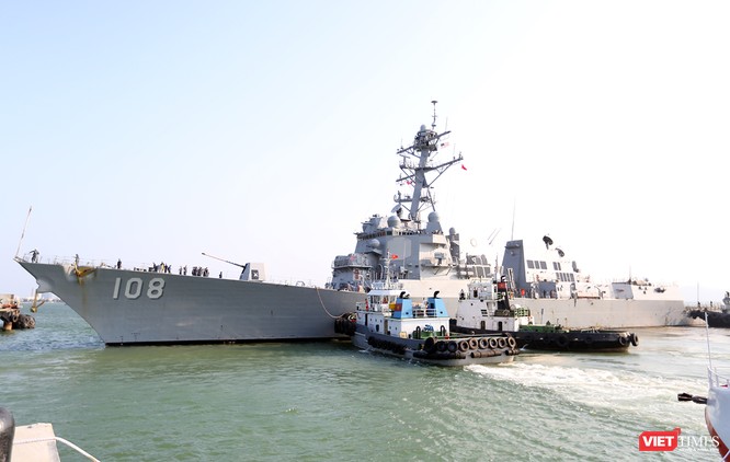 Ngắm “vệ sĩ” hộ tống siêu mẫu hạm USS Carl Vinson cập cảng Đà Nẵng ảnh 3