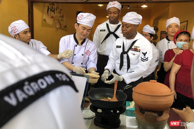 Thủy thủ tàu sân bay USS Carl Vinson mê... bánh xèo Việt Nam ảnh 26