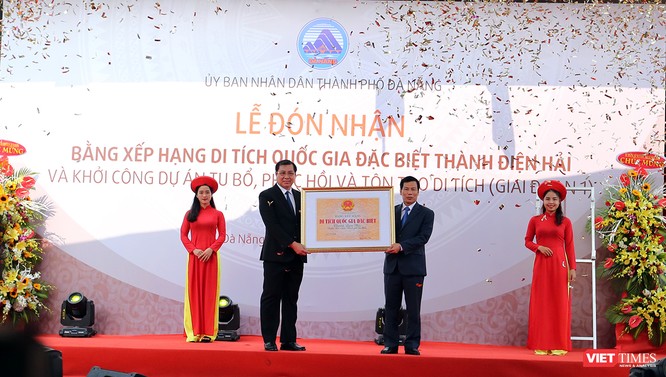 Sáng 29/3, Bộ trưởng Bộ VHTT và DL đã trao Bằng xếp hạng Di tích quốc gia đặc biệt đối với Thành Điện Hải cho Chủ tịch UBND TP Đà Nẵng