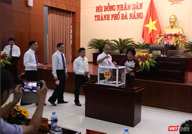 Những khoảnh khắc phiên bầu nhân sự chủ chốt của thành phố Đà Nẵng ảnh 11