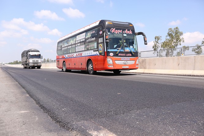 Cận cảnh các miếng vá trên cao tốc “34.000 tỷ mới làm đã hỏng” ảnh 3