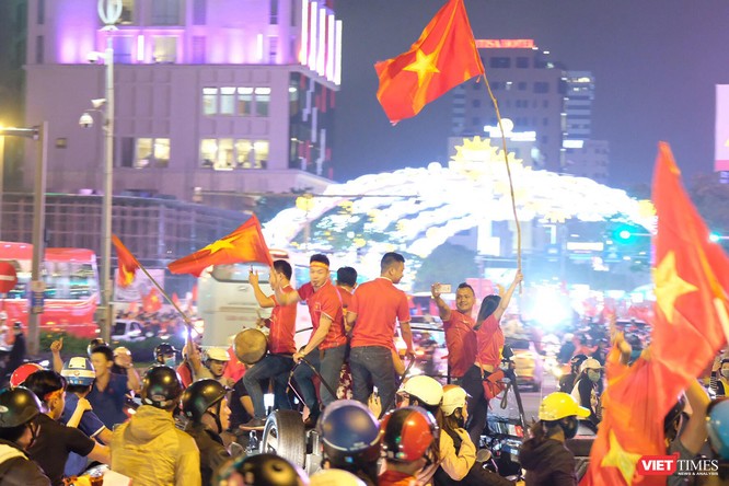 Chủ tịch Đà Nẵng kêu gọi người dân cổ vũ bóng đá trong an toàn, văn minh ảnh 1