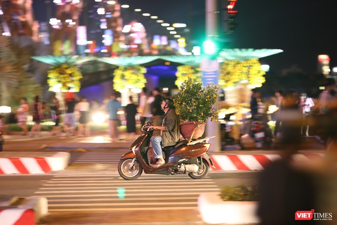 Đà Nẵng: Người dân đổ ra đường đón giao thừa ảnh 22