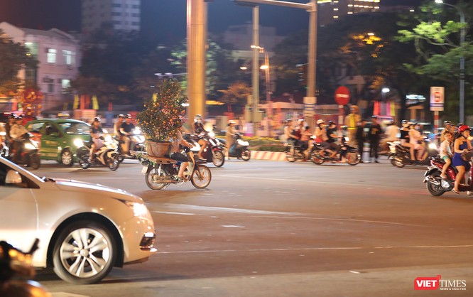 Đà Nẵng: Người dân đổ ra đường đón giao thừa ảnh 23