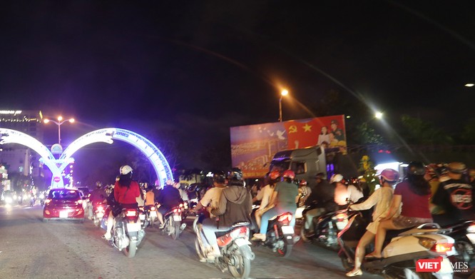 Đà Nẵng: Người dân đổ ra đường đón giao thừa ảnh 9