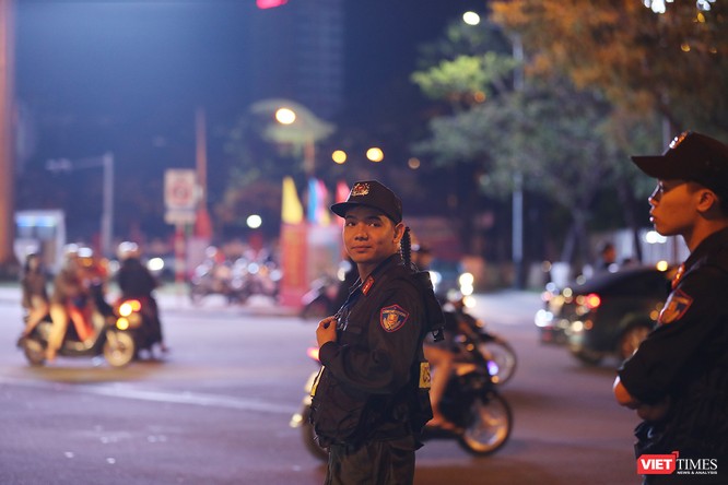 Đà Nẵng: Người dân đổ ra đường đón giao thừa ảnh 7