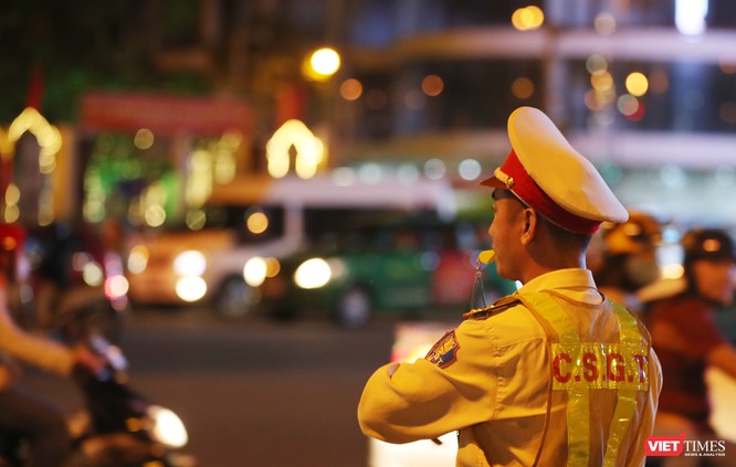 Đà Nẵng: Người dân đổ ra đường đón giao thừa ảnh 8