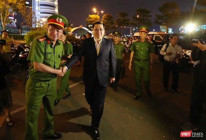 Đà Nẵng: Người dân đổ ra đường đón giao thừa ảnh 18