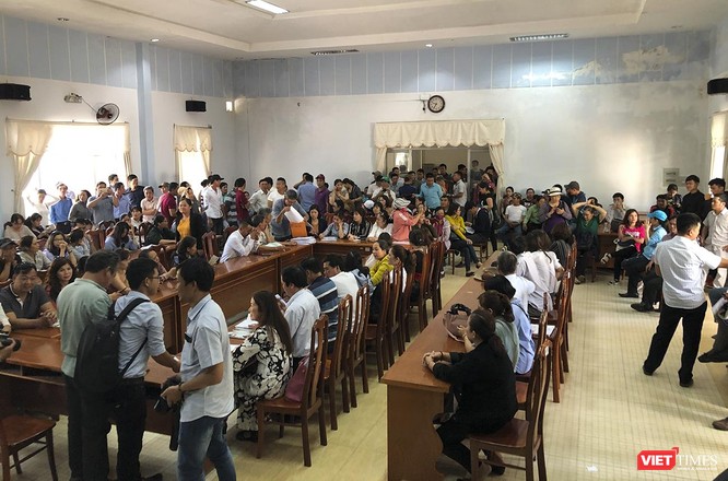 Hàng trăm nguwoif ngồi kín hội trường trụ sở Tiếp dân của UBND tỉnh Quảng Nam chờ ngóng thông tin cuộc họp
