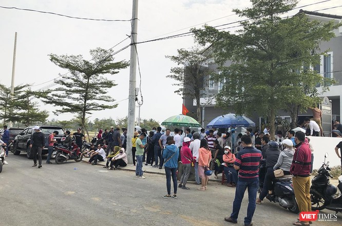 Khách hàng mua đất dự án tập trung trước trụ sở Công ty CP Bách Đạt An tại khu đô thị Điện Nam-Điện Ngọc (tỉnh Quảng Nam) để đòi quyền lợi