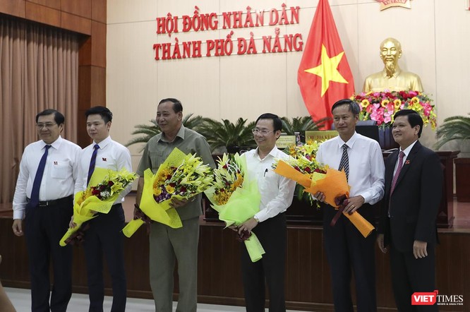 ông Nguyễn Nho Trung-Chủ tịch HĐND TP Đà Nẵng và ông Huỳnh Đức Thơ-Chủ tịch UBND TP tặng hoa cho các cá nhân vừa được HĐND miễn nhiệm các chức danh