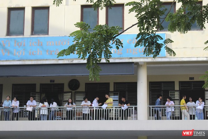 Cận cảnh những thí sinh cuối cùng bước vào phòng thi ở Đà Nẵng ảnh 16