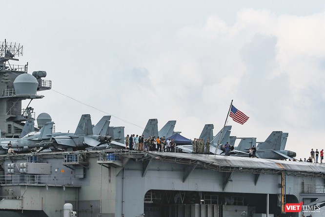 Cận cảnh sức mạnh tàu sân bay USS Theodore Roosevelt của Hải quân Hoa Kỳ ở Đà Nẵng ảnh 11