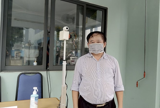 Cựu Thứ trưởng GD&ĐT chế tạo thiết bị đo thân nhiệt từ xa phòng COVID-19 ảnh 2