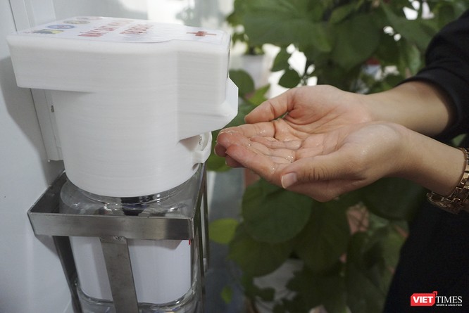 Bệnh viện Đà Nẵng tiếp nhận 10 máy rửa tay sát khuẩn tự động phục vụ người dân ảnh 1