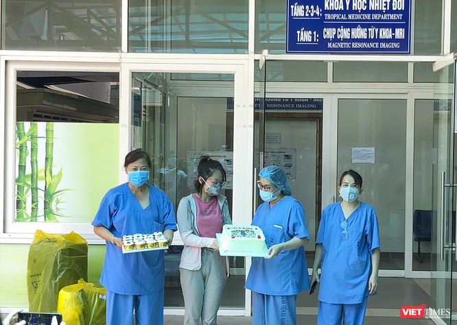 Ảnh: Bệnh nhân mắc COVID-19 thứ 135 điều trị ở Đà Nẵng xuất viện sáng nay ảnh 4