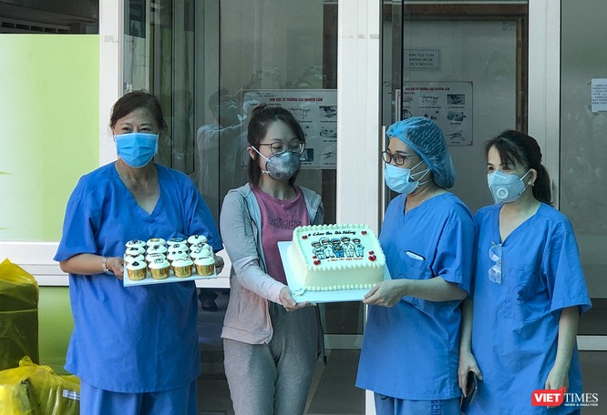 Ảnh: Bệnh nhân mắc COVID-19 thứ 135 điều trị ở Đà Nẵng xuất viện sáng nay ảnh 5