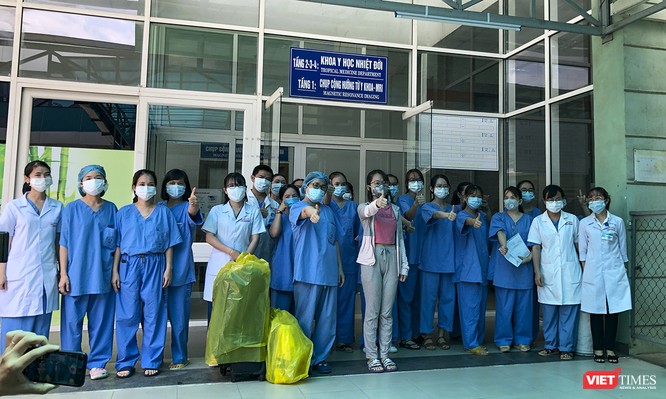 Ảnh: Bệnh nhân mắc COVID-19 thứ 135 điều trị ở Đà Nẵng xuất viện sáng nay ảnh 1